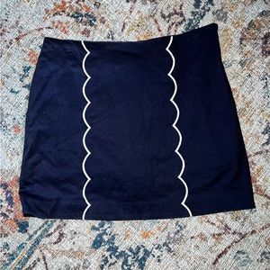 EUC. Size 8. Crown & ivy. Navy with white scallop stitching down the front.